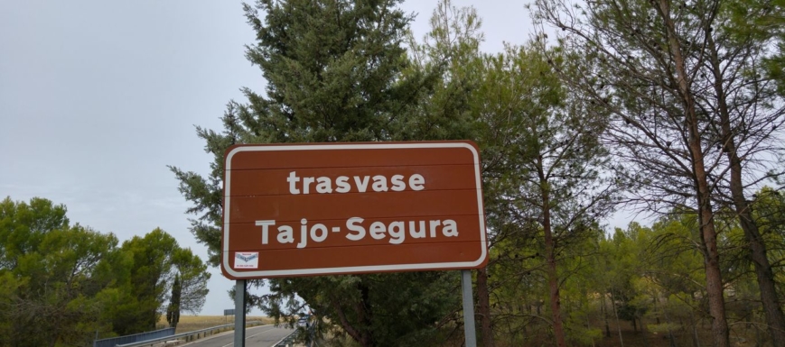 Más