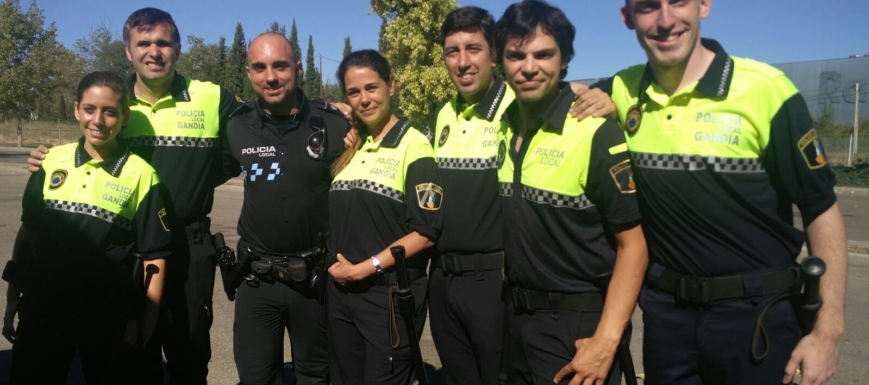Agente de la Policía Local de Toledo junto al elenco de