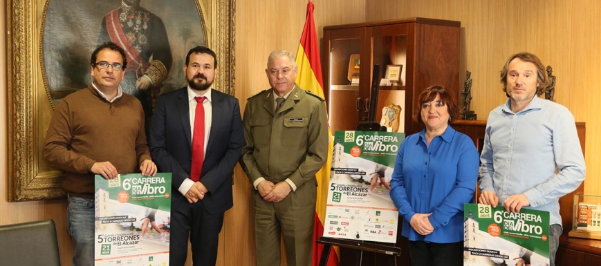 Juan Ramón Amores (segundo por la izquierda), en la presentación de las dos carreras