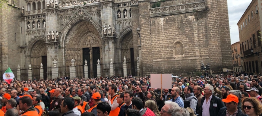 Protesta en Toledo de los cazadores, que critican la Ley de Caza