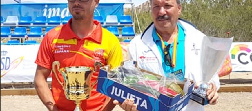José David Fernández (izquierda) posa con su trofeo