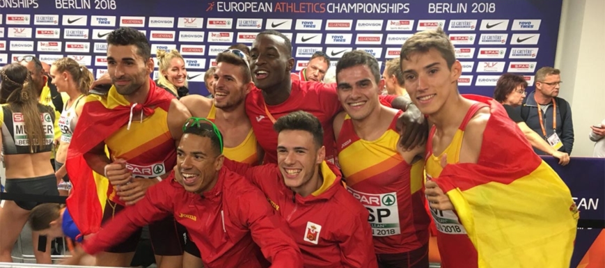 Lucas Búa (primero por la derecha) y Manuel Guijarro (en el centro, abajo), festejando la medalla de bronce