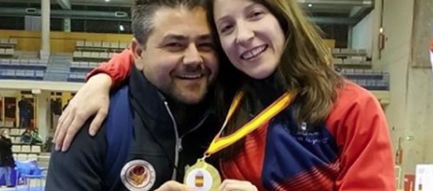 Isabel Fernández, con la medalla de oro que logró en kata en silla de ruedas