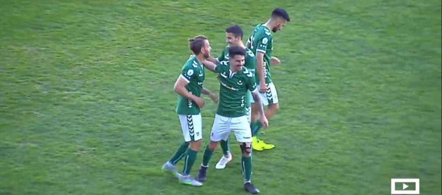 El jugador del Toledo Rubén Moreno es felicitado después de marcar el gol