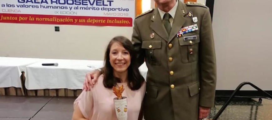 Isabel Fernández, con el coronel Ángel María Cantera, subdelegado de Defensa en Cuenca