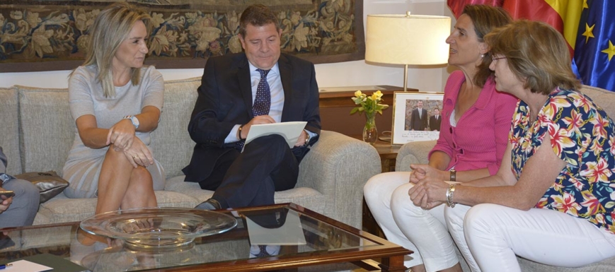 Milagros Tolón, durante la reunión la ministra y Page