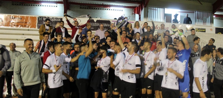 La UB Conquense, celebrando su victoria en el Trofeo de la Junta