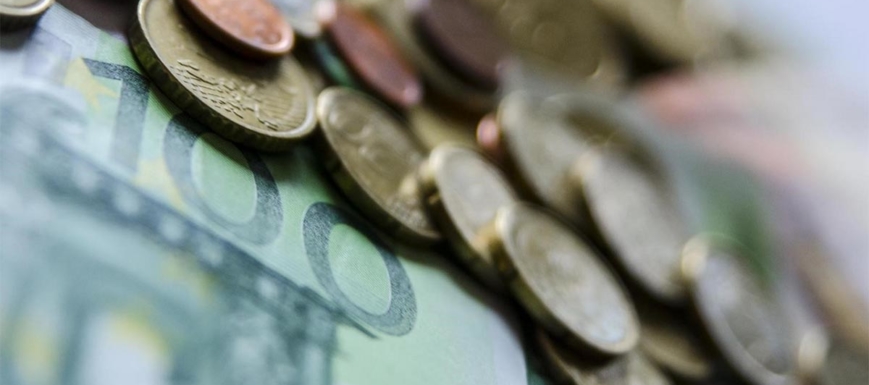 Dinero de la Junta para el empleo de los jóvenes titulados