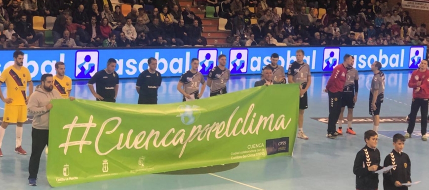 El partido vino precedido de una iniciativa contra el cambio climático