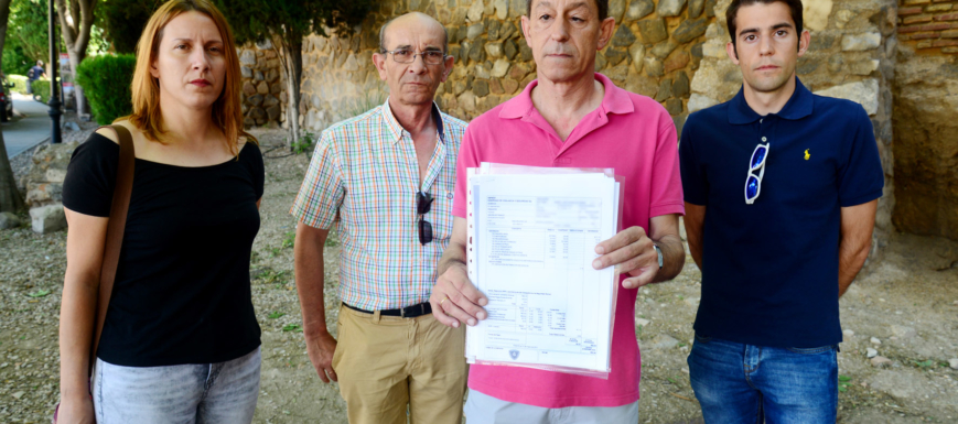 Vigilantes de seguridad de la Junta muestran sus nóminas