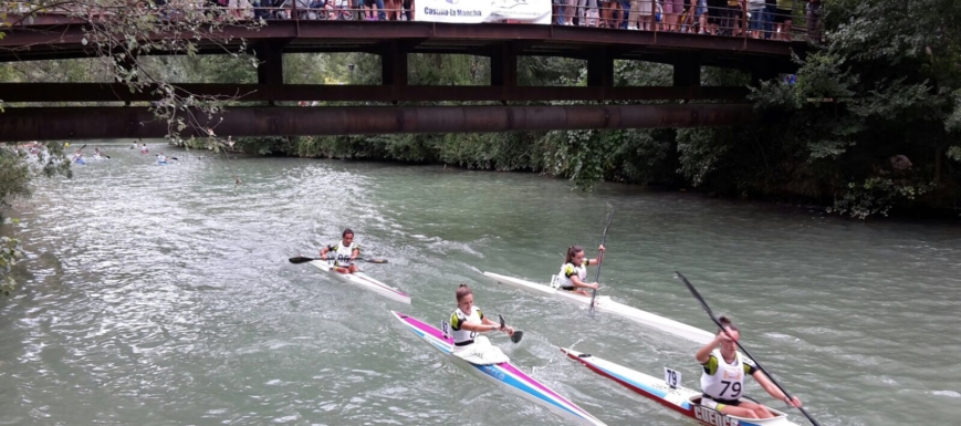Club Piragüismo Cuenca con Carácter durante la regata Puente a Puente.