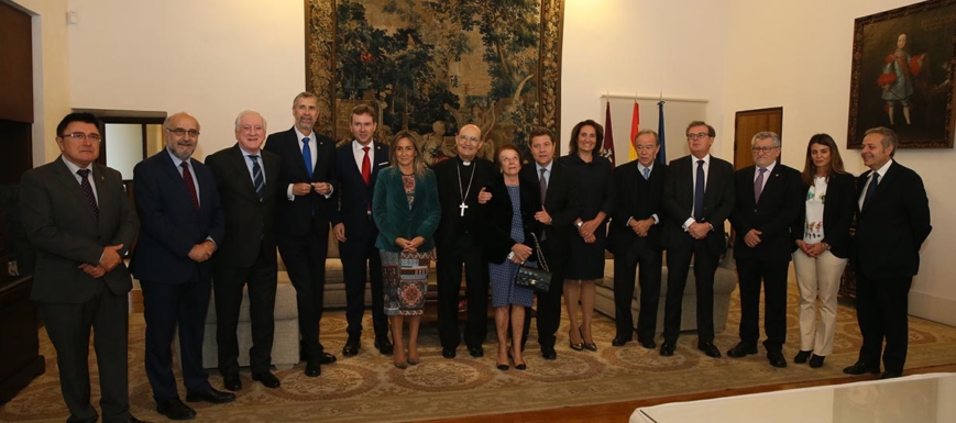 Los intervinientes en la firma de los convenios para conmemorar el VIII centenario del inicio de la construcción de la Catedral de Burgos