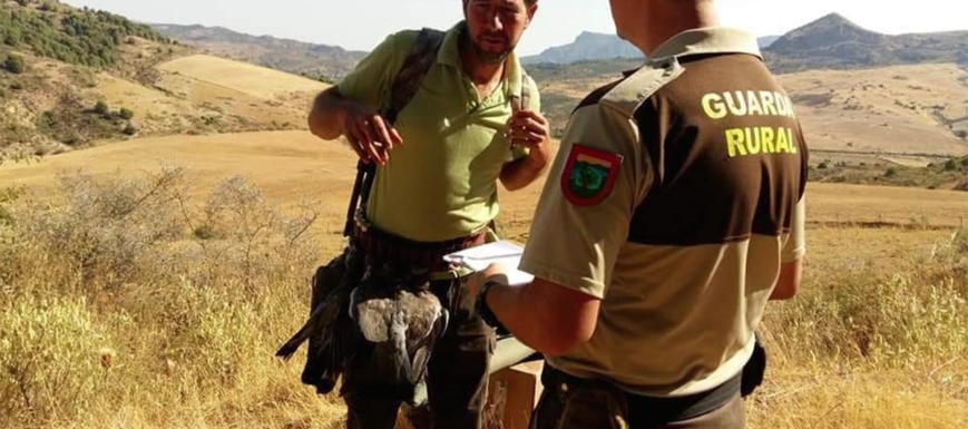Dos guardias rurales que ejercen su trabajo en los campos de España
