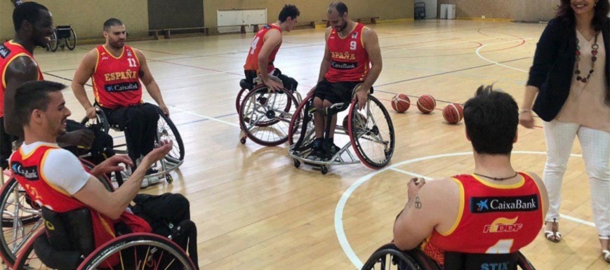 Fran Lara (primero por la izquierda) durante la visita de María José Rienda (presidenta del CSD) a la concentración de la Selección