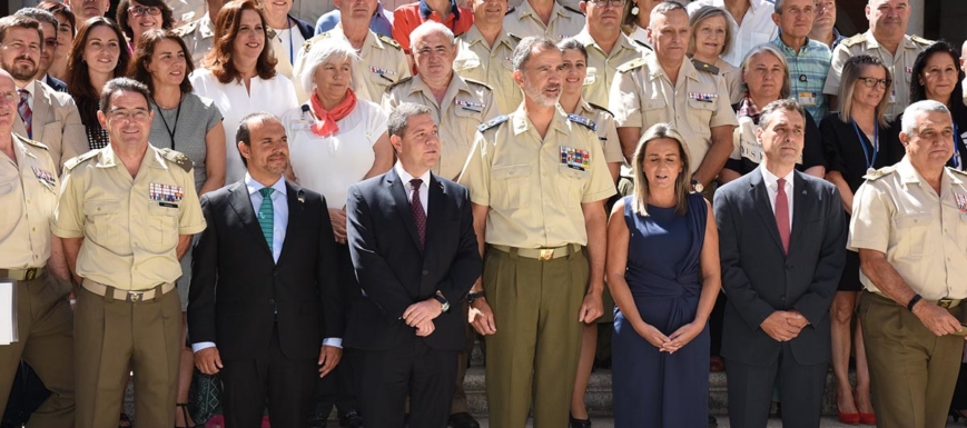 Foto de familia de la visita de Felipe VI al Museo del Ejército de Toledo