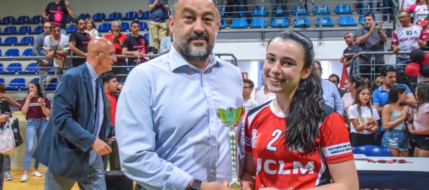 Julián Garde, entregando un galardón a Noelia Domínguez, jugadora de balonmano