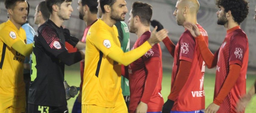 Jugadores del UCAM Murcia saludando a los del Villarrobledo