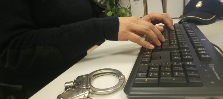 policia_coche_archico_esposas