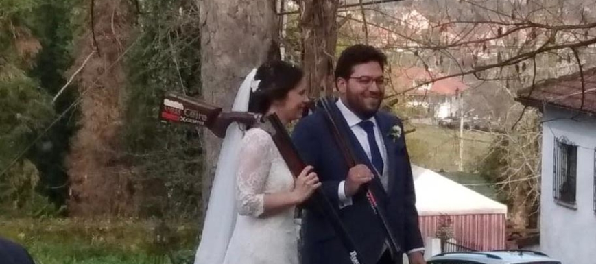 Alberto Fernández y Beatriz Martínez, casándose, armas al hombro