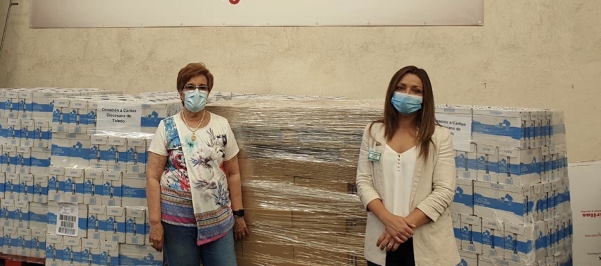 Natalia Castrillo (derecha). con Marisa Martínez en la entrega de alimentos de Mercadona a Cáritas